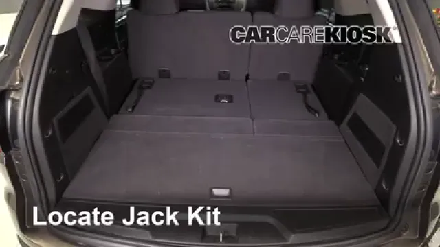 2010 Saturn Outlook XE 3.6L V6 Levantar auto Usar el gato para levantar el auto